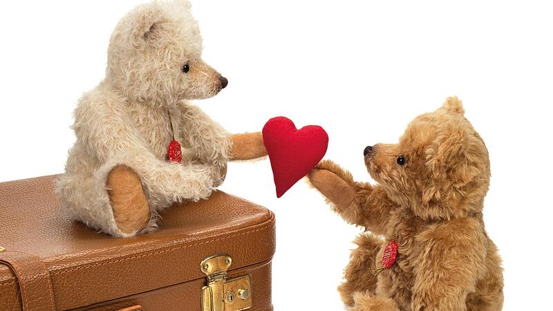 Vom Nostalgie-Teddyb&auml;r Caspar (links) gibt es anl&auml;sslich des 110-j&auml;hrigen Bestehens des Unternehmens nur 110 Exemplare weltweit. Braunb&auml;r Hector ist mit seinem weichen Fell ideal f&uuml;rs Kuscheln und Knuddeln.