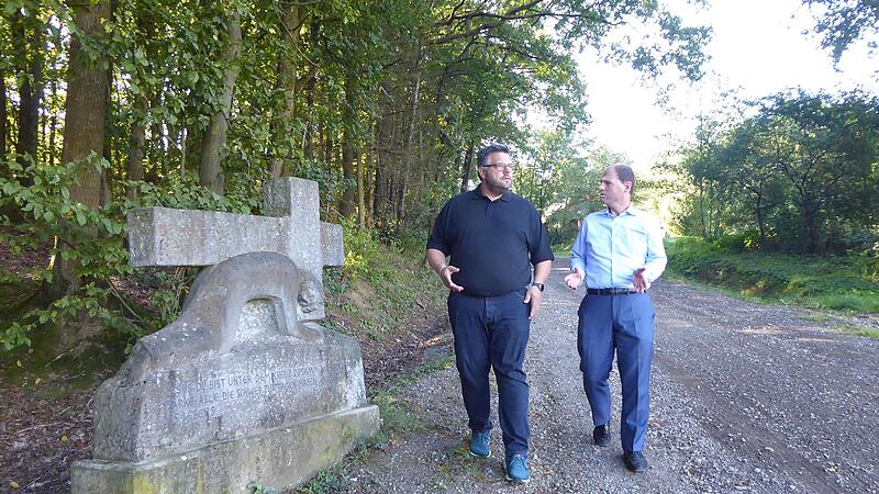 Bürgermeister Marco Friepes (l.) und MdL Michael Hofmann besichtigen den Maria-Hilf-Weg.Forchheim & Fränkische Schweiz Bürgermeister Marco Friepes (l.) und MdL Michael Hofmann besichtigen den Maria-Hilf-Weg.Forchheim & Fränkische Schweiz