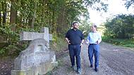 Bürgermeister Marco Friepes (l.) und MdL Michael Hofmann besichtigen den Maria-Hilf-Weg.Forchheim & Fränkische Schweiz Bürgermeister Marco Friepes (l.) und MdL Michael Hofmann besichtigen den Maria-Hilf-Weg.Forchheim & Fränkische Schweiz