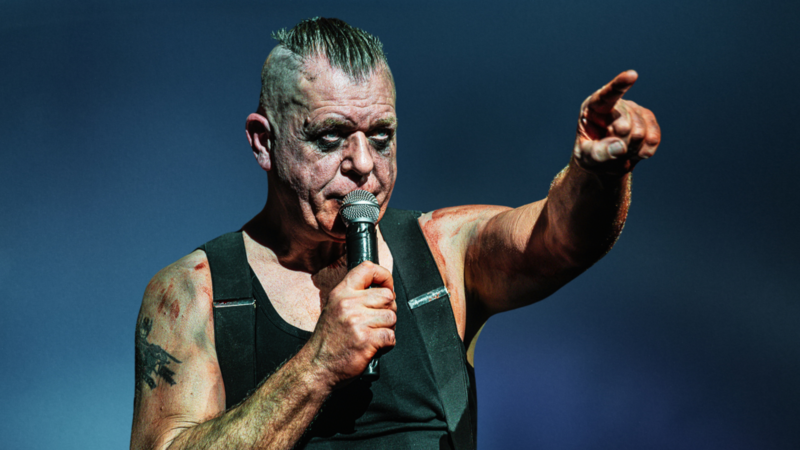 Der Sänger der Band Stahlzeit Heli Reissenweber