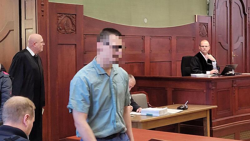 Marcel E. ist wegen Mordes in Verdeckungsabsicht angeklagt. Links sein Verteidiger Alexander Schmidtgall, rechts Oberstaatsanwalt Daniel Götz. Marcel E. ist wegen Mordes in Verdeckungsabsicht angeklagt. Links sein Verteidiger Alexander Schmidtgall, rechts Oberstaatsanwalt Daniel Götz.