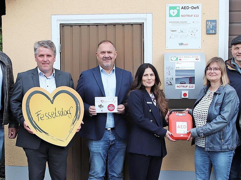 Bei der &Uuml;bergabe des Defibrillators waren dabei (von links): Thomas Leykam (Dritter von links), Rainer H&uuml;mmer (Vierter von links), B&uuml;rgermeister Matthias M&uuml;ller, Verena Beck und Julia Leykam gemeinsam mit weiteren Einwohnern aus Fesselsdorf.