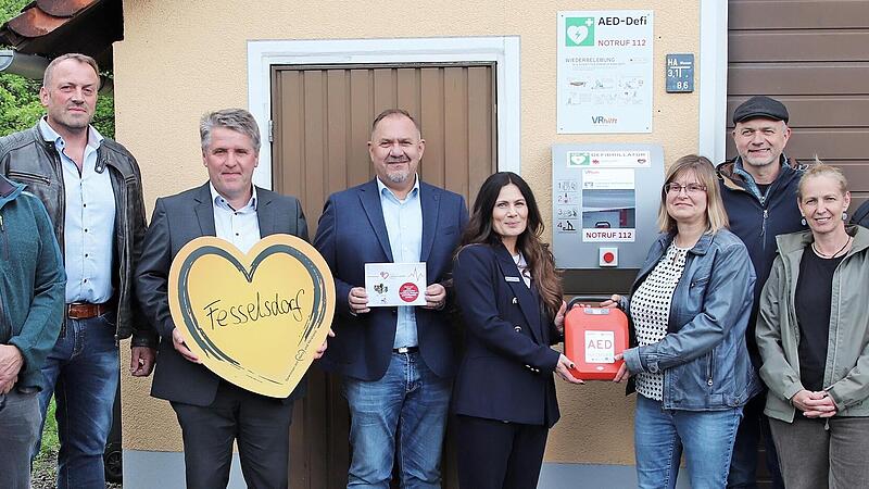 Bei der Übergabe des Defibrillators waren dabei (von links): Thomas Leykam (Dritter von links), Rainer Hümmer (Vierter von links), Bürgermeister Matthias Müller, Verena Beck und Julia Leykam gemeinsam mit weiteren Einwohnern aus Fesselsdorf. Bei der Übergabe des Defibrillators waren dabei (von links): Thomas Leykam (Dritter von links), Rainer Hümmer (Vierter von links), Bürgermeister Matthias Müller, Verena Beck und Julia Leykam gemeinsam mit weiteren Einwohnern aus Fesselsdorf.