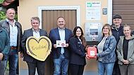 Bei der &Uuml;bergabe des Defibrillators waren dabei (von links): Thomas Leykam (Dritter von links), Rainer H&uuml;mmer (Vierter von links), B&uuml;rgermeister Matthias M&uuml;ller, Verena Beck und Julia Leykam gemeinsam mit weiteren Einwohnern aus Fesselsdorf.