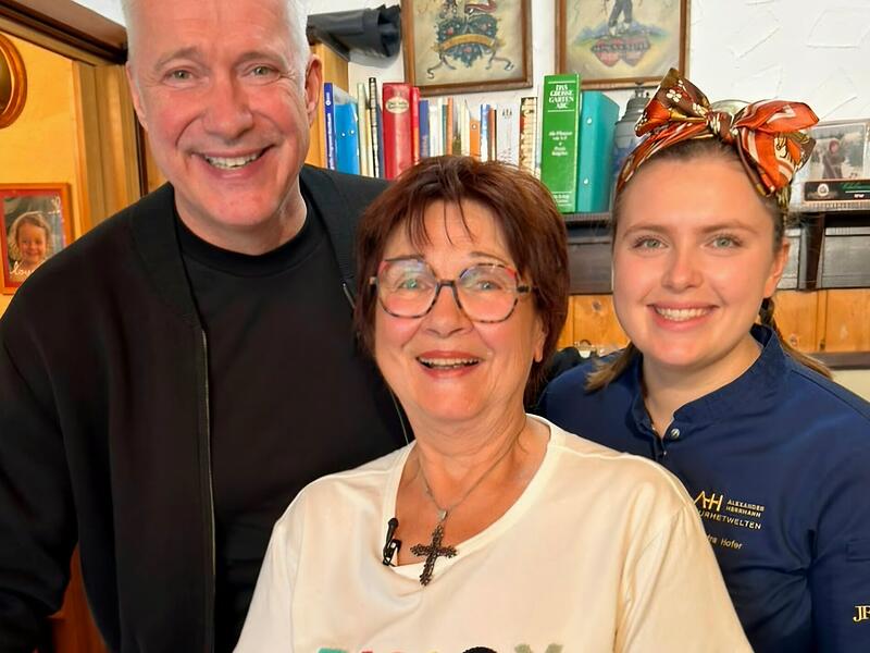Sternekoch Alexander Herrmann, Sonja Schr&uuml;fer, K&uuml;chenchefin Sandra Hofer in Sonja Schr&uuml;fers K&uuml;che in Wimmelbach.