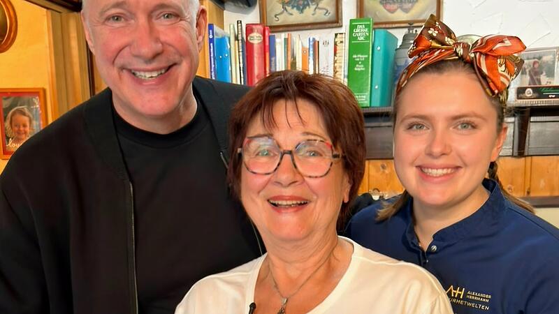 Sternekoch Alexander Herrmann, Sonja Schr&uuml;fer, K&uuml;chenchefin Sandra Hofer in Sonja Schr&uuml;fers K&uuml;che in Wimmelbach.