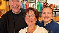 Sternekoch Alexander Herrmann, Sonja Schr&uuml;fer, K&uuml;chenchefin Sandra Hofer in Sonja Schr&uuml;fers K&uuml;che in Wimmelbach.