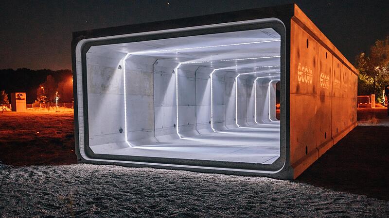Das ist der 15 Meter lange Prototyp eines unterirdisch zu verlegenden Straßenabschnitts aus Modulen. Das ist der 15 Meter lange Prototyp eines unterirdisch zu verlegenden Straßenabschnitts aus Modulen.