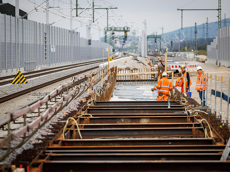 Arbeiten an der Zugangsrampe zum neuen Haltepunkt Forchheim-Nord: Der soll im Dezember fertig sein.