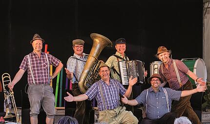 Der Name &bdquo;H&auml;isd &rsquo;n&rsquo; d&auml;isd vomm mee&ldquo; bedeutet so viel wie &bdquo;h&uuml;ben und dr&uuml;ben des Mains&ldquo;, was daher r&uuml;hrt, dass die Musiker aus der Gegend um die Volkacher Mainschleife kommen.