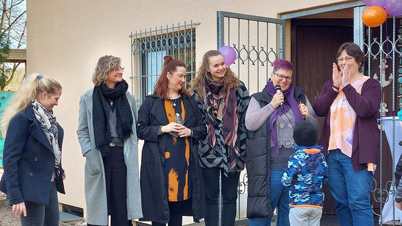 Katja Kriegsmann (2.v.r.) und Andrea Versteyl (rechts) haben am Samstagnachmittag (2. März) gemeinsam mit ihren Mit-Frauen (Booten) den Frauenhafen in Strullendorf offiziell eröffnet.