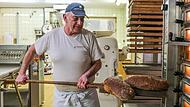 Im Stadtteil Burk arbeitet mit Werner Schr&uuml;fer der letzte Forchheimer Familienb&auml;cker. Die L&uuml;cke in der B&auml;cker-Landschaft f&uuml;llen l&auml;ngst Gro&szlig;b&auml;ckereien.Forchheim & Fr&auml;nkische Schweiz