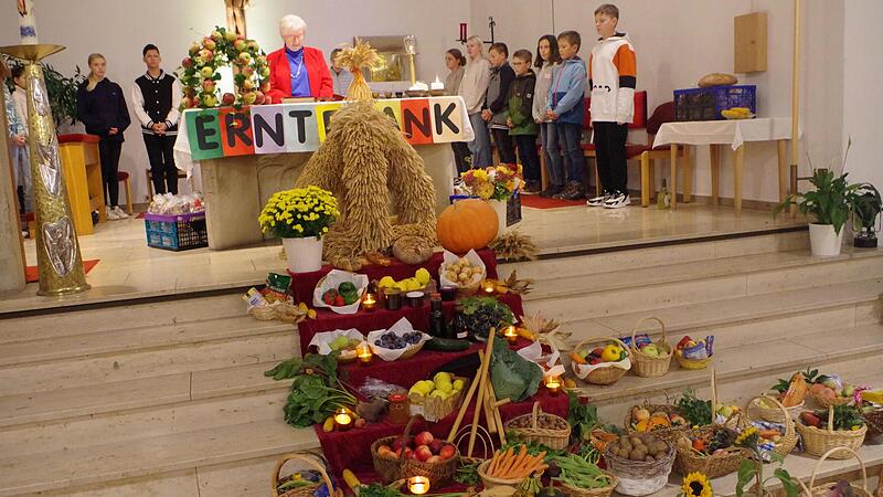Der gut besuchte Familien-Gottesdienst im Gotteshaus St. Wolfgang stand ganz im Zeichen des Erntedanks. Mit im Bild die Ministranten sowie Kirchenpflegerin Elvira Ludwig.