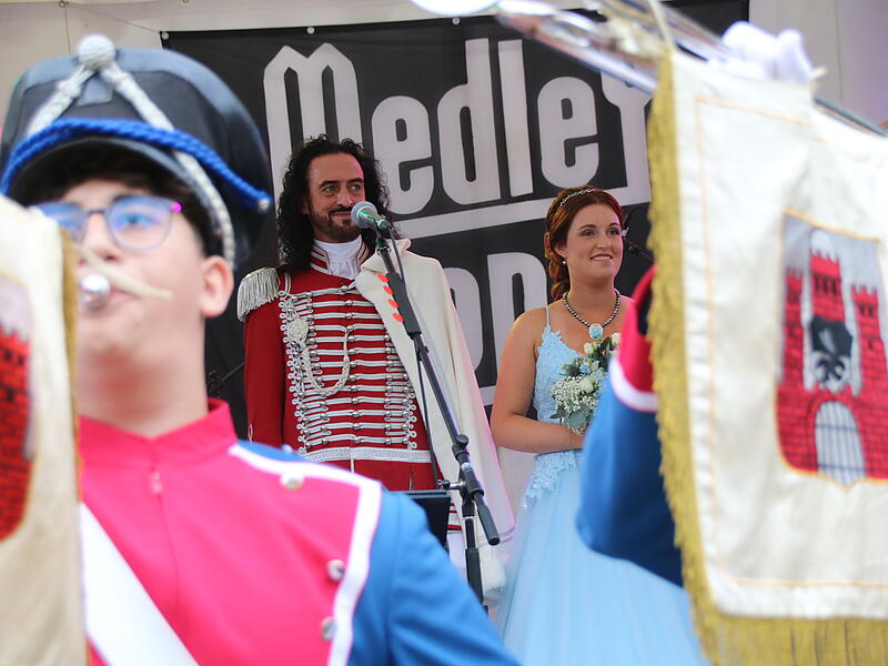 F&uuml;rst R&aacute;k&oacute;czi und Quellenk&ouml;nigin Kathrin I. haben am Marktplatz den Startschuss f&uuml;r das Rakoczy-Fest gegeben