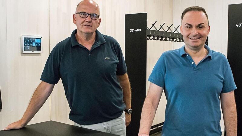 Steffen Roos (rechts) als neuer Oberlogenschließer und Wolfgang Stumpf als sein Stellvertreter im Garderobenbereich noch im zivilen Outfit im neuen Globe. Steffen Roos (rechts) als neuer Oberlogenschließer und Wolfgang Stumpf als sein Stellvertreter im Garderobenbereich noch im zivilen Outfit im neuen Globe.