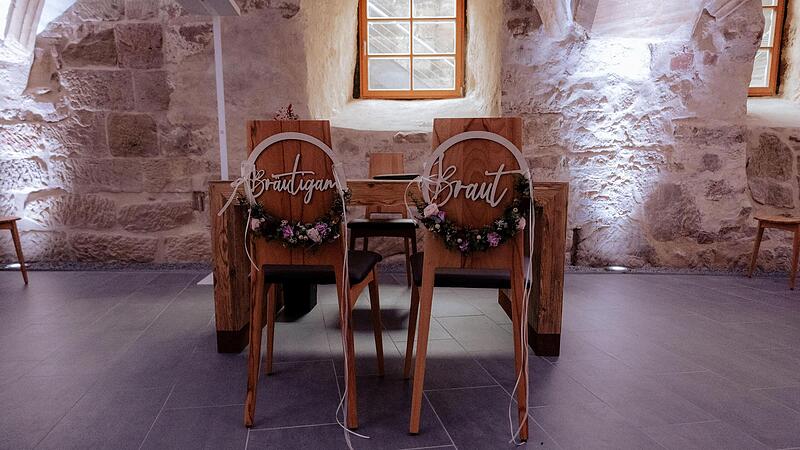 Im Trauzimmer im Schloss Thurnau finden die Vorgespräche statt, danach kann in der Laurentiuskirche ganz unkompliziert geheiratet werden. Im Trauzimmer im Schloss Thurnau finden die Vorgespräche statt, danach kann in der Laurentiuskirche ganz unkompliziert geheiratet werden.