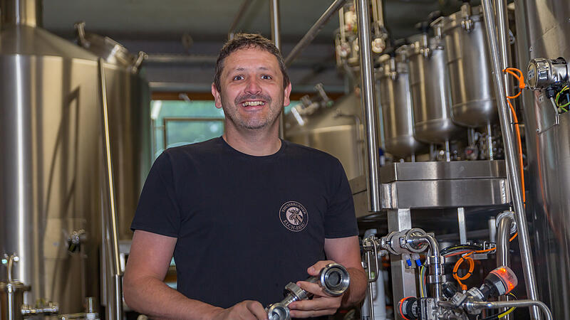 Georg Kugler darf in Thuisbrunn endlich wieder selbst Hand anlegen; seit dem 28. Mai wird bei der Elch-Bräu zum ersten Mal nach dem Brand 2023 wieder selbst gebraut. Ein emotionaler Tag fürs gesamte Team.