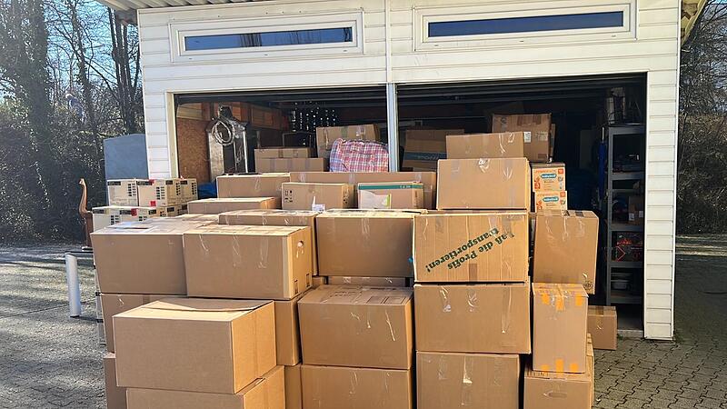 Die gepackten Kisten stapeln sich.Forchheim & Fränkische Schweiz