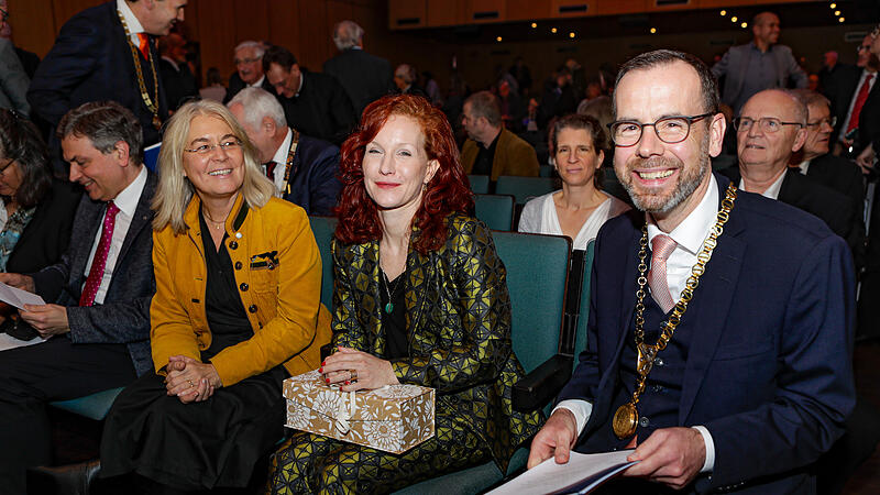 Dagmar Steuer-Flieser (li.), Kanzlerin der Universität Bamberg, neben der Autorin Teresa Bücker und Kai Fischbach. Der Universitätspräsident sagte über Bücker: „Sie fordern viele meiner Grundüberzeugungen über Zeit und Arbeitsteilung heraus, die mir seit meiner Kindheit anerzogen wurden.“ng heraus, die mir seit meiner Kindheit anerzogen wurden.“