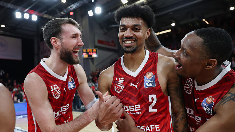 Brandon Horvath (links) und Kyle Lofton (rechts) gratulieren Ibrahim Watson zu einer starken Leistung.