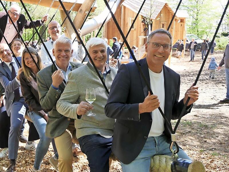 Die Ehreng&auml;ste testen die gro&szlig;e Schaukel (von vorne): Matthias B&auml;uerlein, Hans Albert, Steffen Vogel, Ulla Schmidt, Wilhelm Schneider, J&ouml;rg K&uuml;mmel, Barbara Ernwein, Stefan Paulus und Thomas Z&ouml;ller.