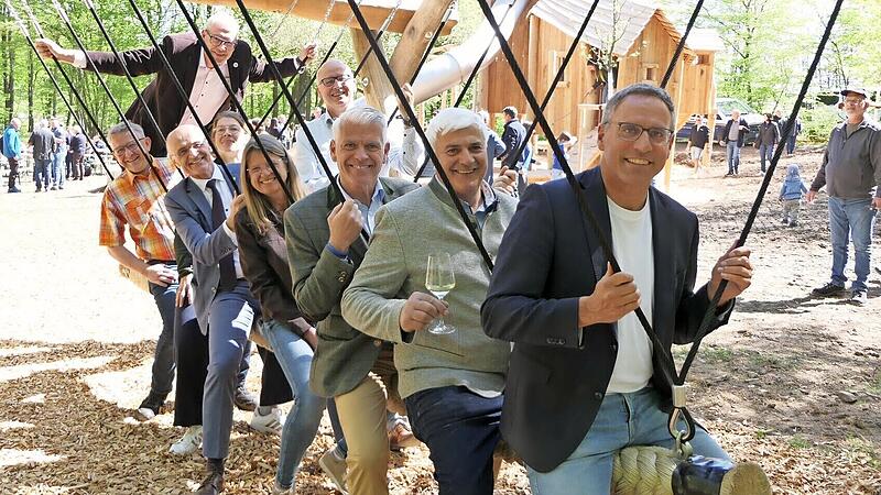 Die Ehreng&auml;ste testen die gro&szlig;e Schaukel (von vorne): Matthias B&auml;uerlein, Hans Albert, Steffen Vogel, Ulla Schmidt, Wilhelm Schneider, J&ouml;rg K&uuml;mmel, Barbara Ernwein, Stefan Paulus und Thomas Z&ouml;ller.