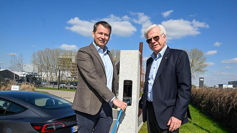 Die Steinlades&auml;ule &bdquo;eMiliarium&ldquo; ist das Ergebnis der Zusammenarbeit von Hermann Graser (links) vom Bamberger Natursteinwerk und Reiner J&uuml;rgens von RZB Lighting.