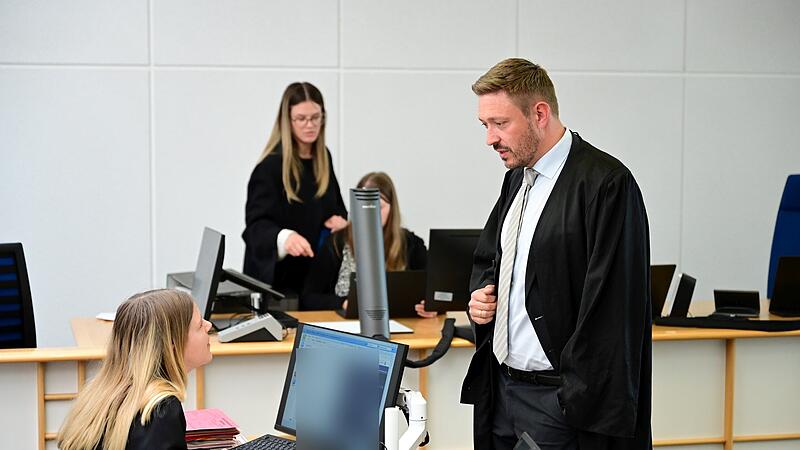 Rechtsanwalt Maximilian Glabasnia aus Bamberg kurz vor Prozessbeginn