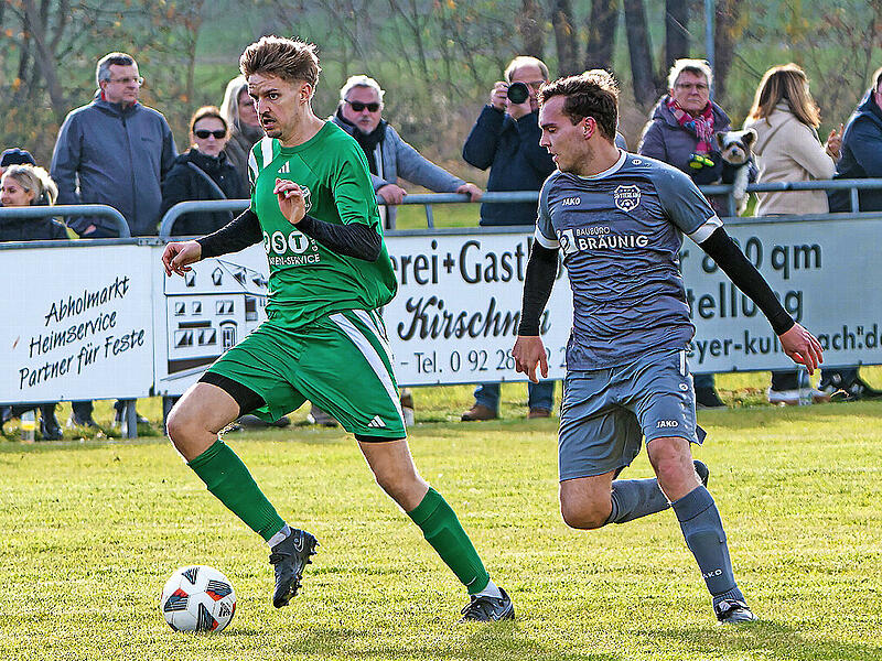 Der Hutschdorfer Hannes Weigel läuft mit dem Ball am Fuß Carlos Schramm  von der SG Oberland davon.