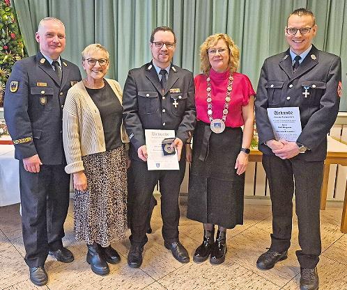 Die Geehrten Sebastian M&uuml;ller (Mitte) und Rolf Bergmann (rechts) mit B&uuml;rgermeisterin Anja Gebhardt (2.v.r.), stellvertretender Landr&auml;tin Rosi Kraus (2.v.l.) und Kreisbrandrat Oliver Flake.