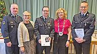 Die Geehrten Sebastian M&uuml;ller (Mitte) und Rolf Bergmann (rechts) mit B&uuml;rgermeisterin Anja Gebhardt (2.v.r.), stellvertretender Landr&auml;tin Rosi Kraus (2.v.l.) und Kreisbrandrat Oliver Flake.