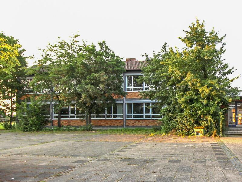 Die seit 2019 leerstehende Alte Schule in Ebing soll einer neuen Nutzung zugef&uuml;hrt werden.