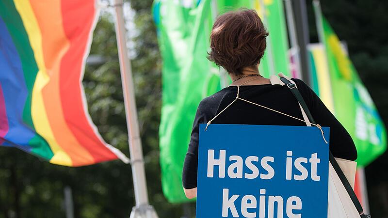 „Kein Pardon“ bei Hass und Hetze im Internet darf es laut Bayerns Ministerpräsident Markus Söder geben. „Kein Pardon“ bei Hass und Hetze im Internet darf es laut Bayerns Ministerpräsident Markus Söder geben.