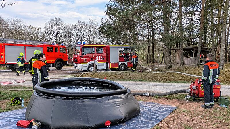 Aus diesem mobilen Löschwasserbecken wird ein Löschtrupp mit Wasser versorgt. Aus diesem mobilen Löschwasserbecken wird ein Löschtrupp mit Wasser versorgt.