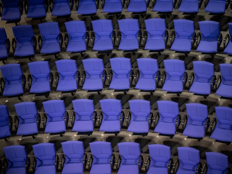 Leere St&uuml;hle im Plenarsaal des Bundestages. Sie w&uuml;rden mindestens genauso b&uuml;rgernahe Kommunalpolitik machen wie die AfD in Forchheim.