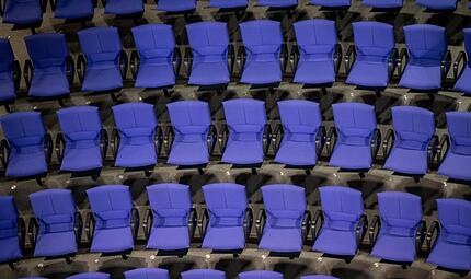 Leere St&uuml;hle im Plenarsaal des Bundestages. Sie w&uuml;rden mindestens genauso b&uuml;rgernahe Kommunalpolitik machen wie die AfD in Forchheim.