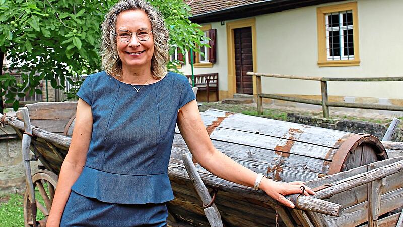 Claudia Meissner ist seit 1. Juli neue Behördenleiterin im Amt für Ernährung, Landwirtschaft und Forsten, Bamberg. Hier im Hof des Bauernmuseums. Claudia Meissner ist seit 1. Juli neue Behördenleiterin im Amt für Ernährung, Landwirtschaft und Forsten, Bamberg. Hier im Hof des Bauernmuseums.