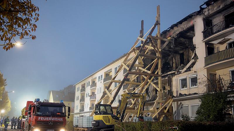 Nach der Explosion und einem Brand in einem Regensburger Wohnhaus Nach der Explosion und einem Brand in einem Regensburger Wohnhaus