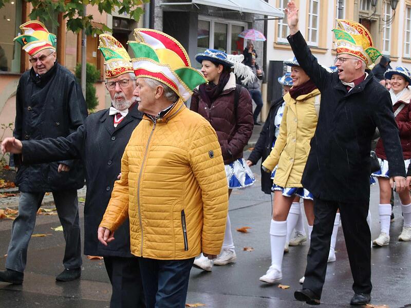 Der Elferrat zieht durch die Stadt, auf dem Weg zum Rathaus.