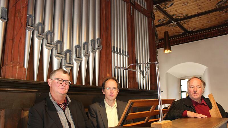 Gute Stimmung herrschte zum Abschluss der Orgelsanierung. Auf dem Orgelbock freuen sich (von links) der Reichmannsdorfer Organist Thomas-Stefan Ebert, Gastorganist Markus Blumenhofer und Orgelbaumeister Thomas Eichfelder.