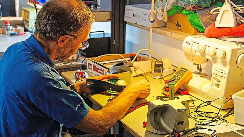 Reparateur Martin versucht in H&ouml;chstadt, das Problem eines reparaturbed&uuml;rftigen Kopfh&ouml;rers zu finden.