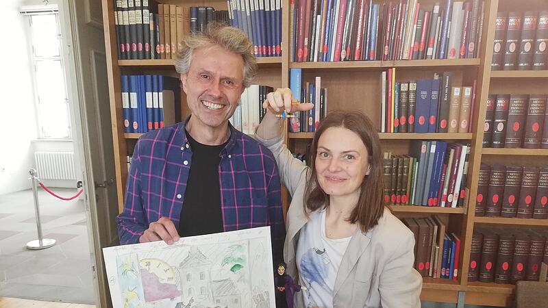 Hans Günter Ludwig mit einem Entwurf zum Bühnenbild und Regisseurin Marta Famula, die an ihren Fingern den Archivarius Lindhorst führt.