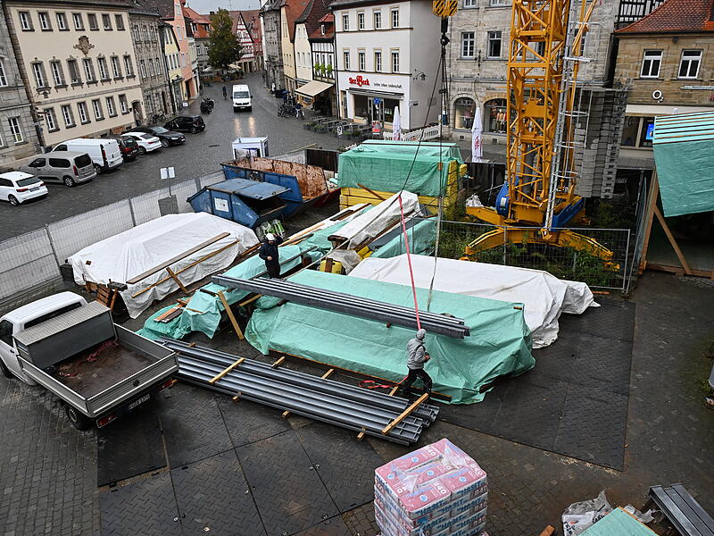 Am Dienstag wurden an der Forchheimer Rathausbaustelle die H&auml;ngewerke in den Dachstuhl eingebaut.