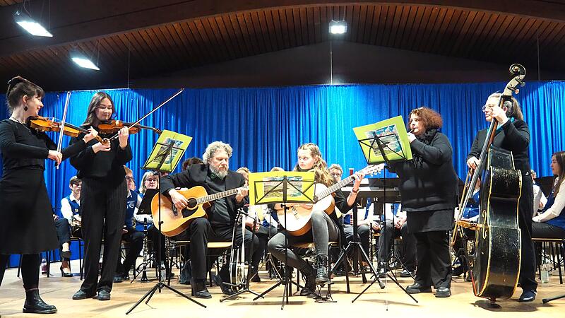 Strullendorf Viel Applaus gab es beim Strullendorfer Neujahrsempfang für das Irish Folk Ensemble der Musikschule Strullendorf mit ihrer Leiterin Rebekka Wagner.