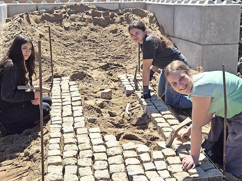 Spannender Einblick in den Beruf des Stra&szlig;enw&auml;rters: Pflastern macht auch den M&auml;dchen Spa&szlig;.