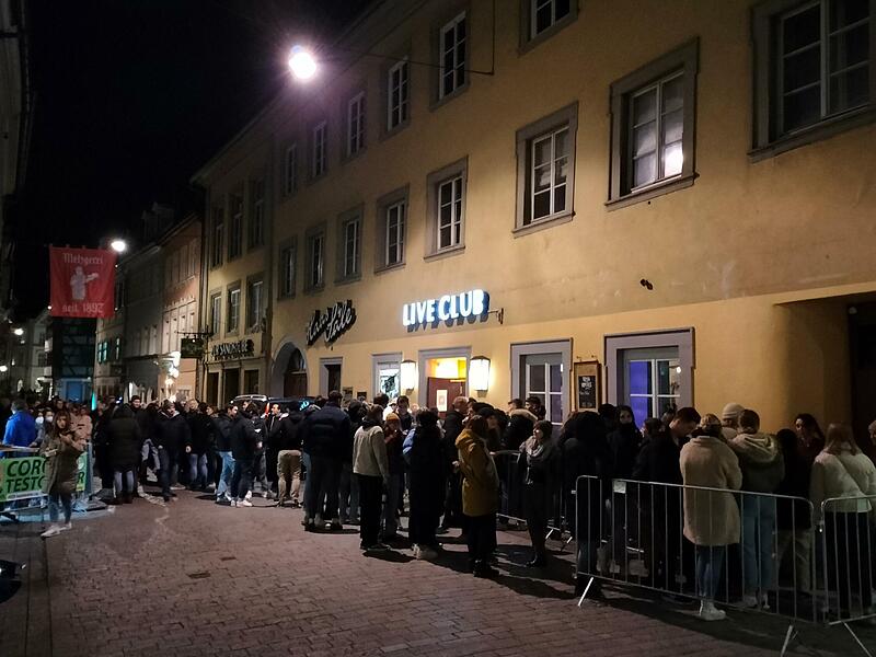 Lange Schlangen vor dem Live-Club: Viele wollen dort tanzen und feiern. Lange Schlangen vor dem Live-Club: Viele wollen dort tanzen und feiern.