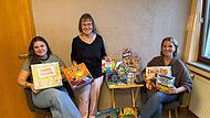 Erstmals beteiligt sich die Katholische &Ouml;ffentliche B&uuml;cherei Aschach an der bundesweiten Aktion &bdquo;Stadt-Land-Spielt!&ldquo;. Das Foto zeigt (von links) Melina H&ouml;chemer, Barbara Seufert und Verena Schwerteck mit einer Auswahl an Gesellschaftsspielen.