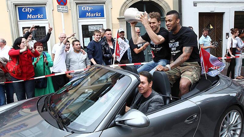 Titelhamster in Bamberg: Hier feiert Anton Gavel (mit Pokal) die Meisterschaft im Jahr 2012 mit PJ Tucker und dem damaligen Aufsichtsratsvorsitzenden Michael Stoschek.