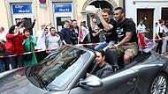 Titelhamster in Bamberg: Hier feiert Anton Gavel (mit Pokal) die Meisterschaft im Jahr 2012 mit PJ Tucker und dem damaligen Aufsichtsratsvorsitzenden Michael Stoschek.