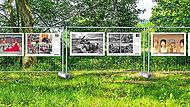 Keine Galerie mit wei&szlig;en W&auml;nden, sondern Kunst unter freiem Himmel: Dieses &bdquo;Mock-up&ldquo; von J&uuml;rgen Hormuth zeigt, wie das Projekt &bdquo;Atelier Bauzaun&ldquo; den Ebermannstadter Stadtpark in eine Ausstellung verwandeln soll.Barbara Hollfelder